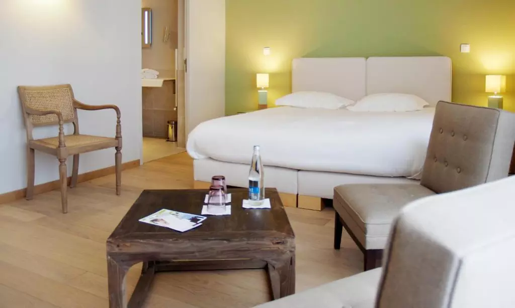 Finistère en 4* : chambre double avec balcon vue jardin, option pdj