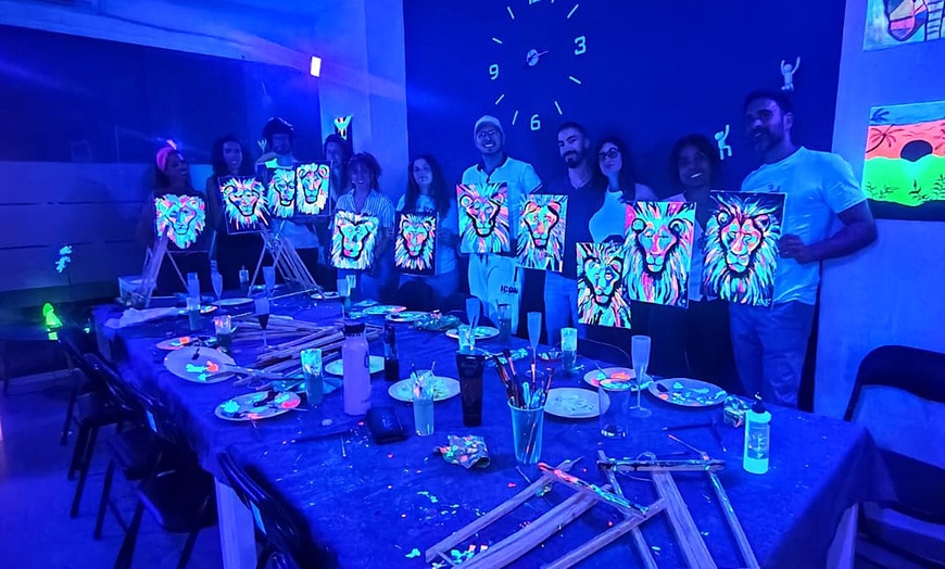 Image 14: Experiencia creativa de arte, neón y barra libre de vino para 1 o 2