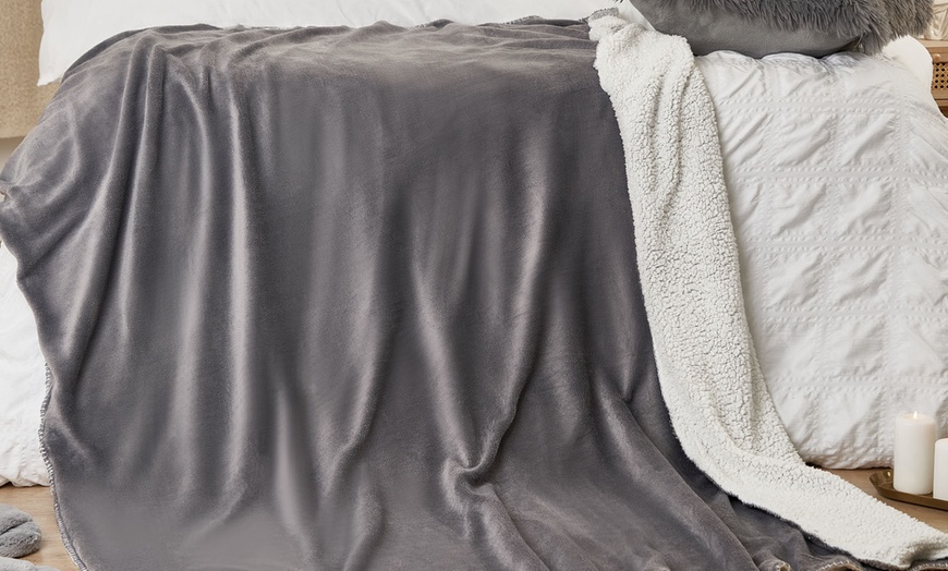 Image 3: Plain Reversible Sherpa Throw
