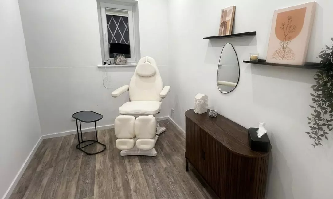 Kosmetische Fußpflege mit Fußbad, Nagellack/Shellac und Fuß-Massage