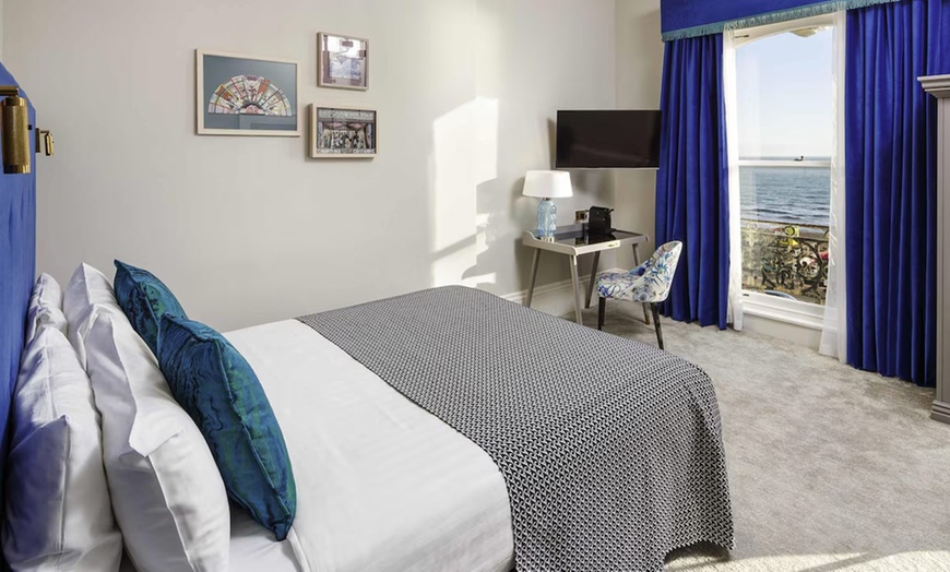 Image 12: Brighton: Seafront Stay for 2 with Breakfast, Welcome Drink & Dinner