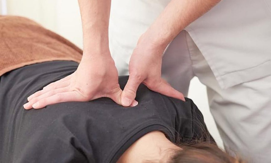 Image 1: Évacuer le stress avec un massage relaxation Shiatsu à Cannes