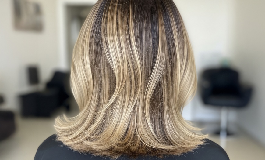 Image 1: Sesión de peluquería con corte de pelo y opción a tinte o mechas 