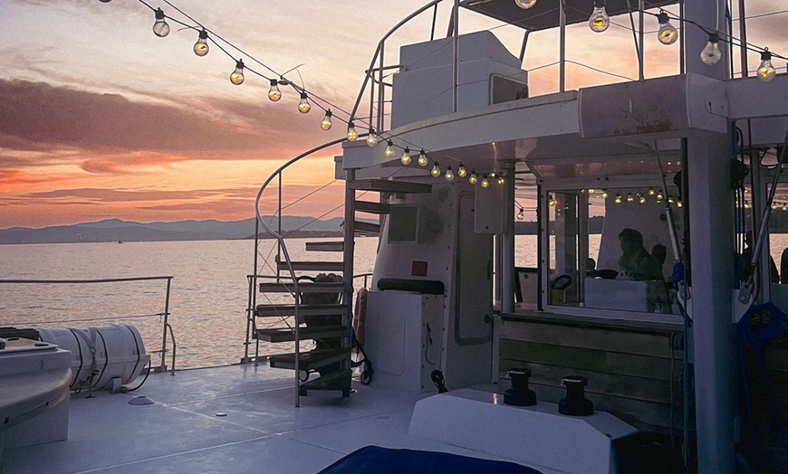 Image 5: Excursión de 2 horas en catamarán al atardecer con cena y copa de cava