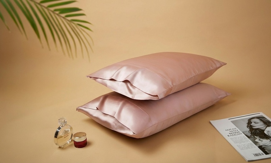 Image 13: Premium Mulberry Silk Reversible Pillowcase Duo