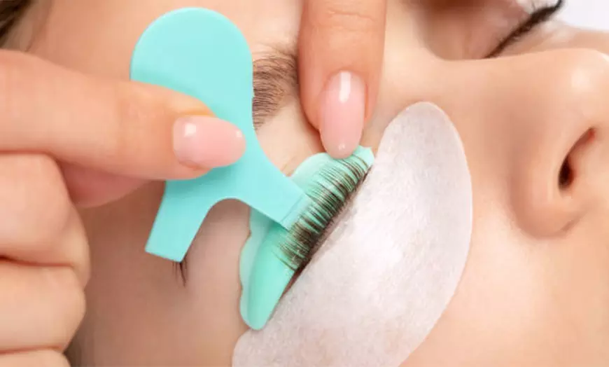 Image 8: Lifting y tinte de pestañas y opción a laminado y diseño de cejas