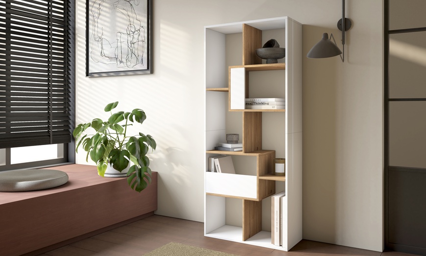 Image 11: Speels vormgegeven boekenkast