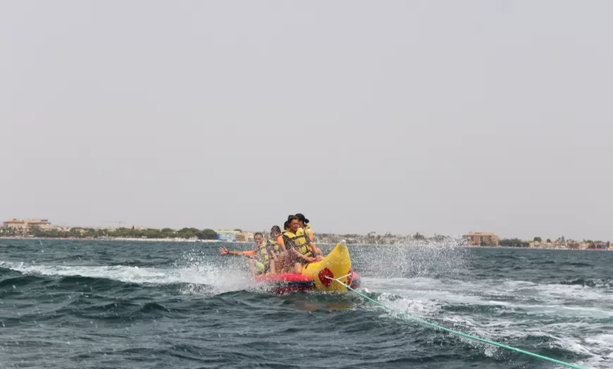 Image 1: Descubre el Mar Menor: 20 minutos de banana boat para hasta 5 personas 