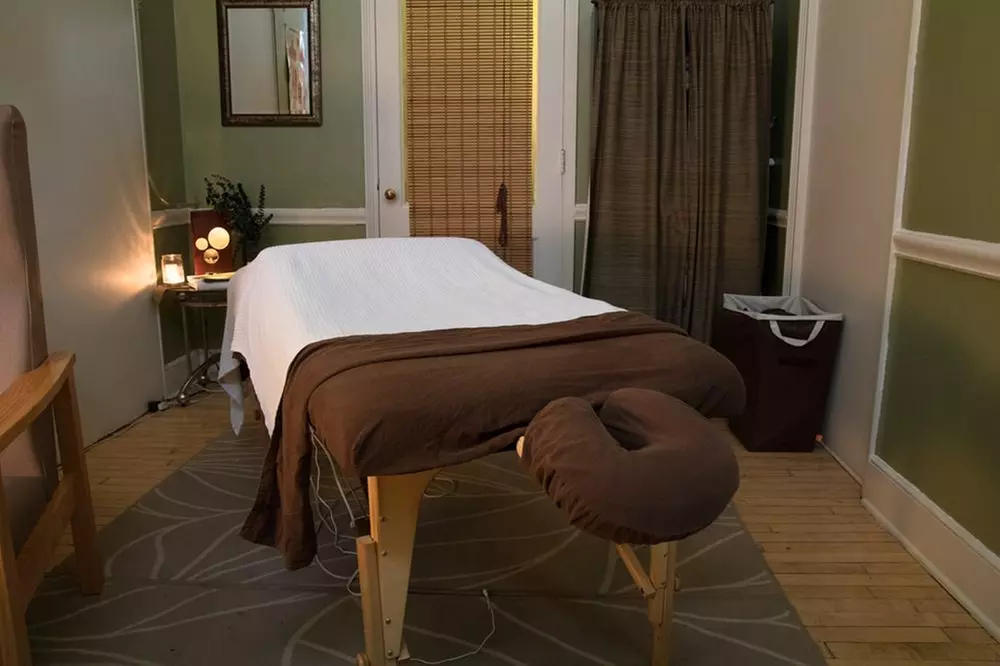 60, 90 or 120-Minute Individual or Couples Massage at Healing Hands. Save Up to 38% 