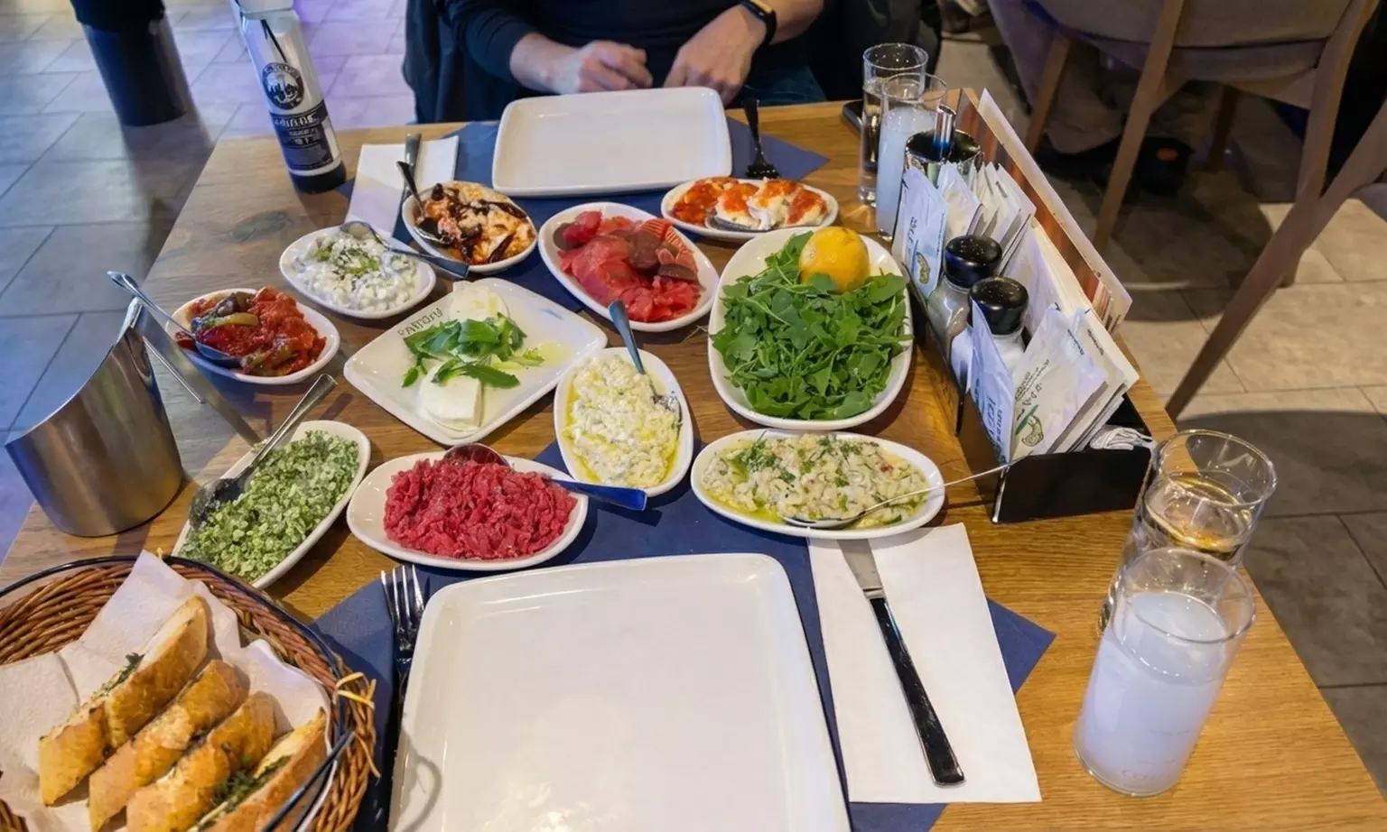 Meze-Platte mit 6 der 12 Meze für 2 oder 4 Personen
