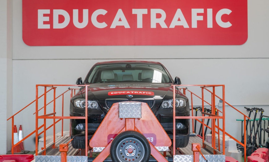 Image 5: Curso de conducción para 1 niño con simulador, gafas y buggies