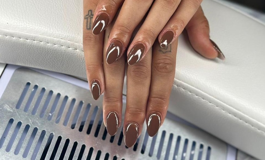 Image 8: Beauté des mains, vernis, pose de faux ongles ou spa au choix 