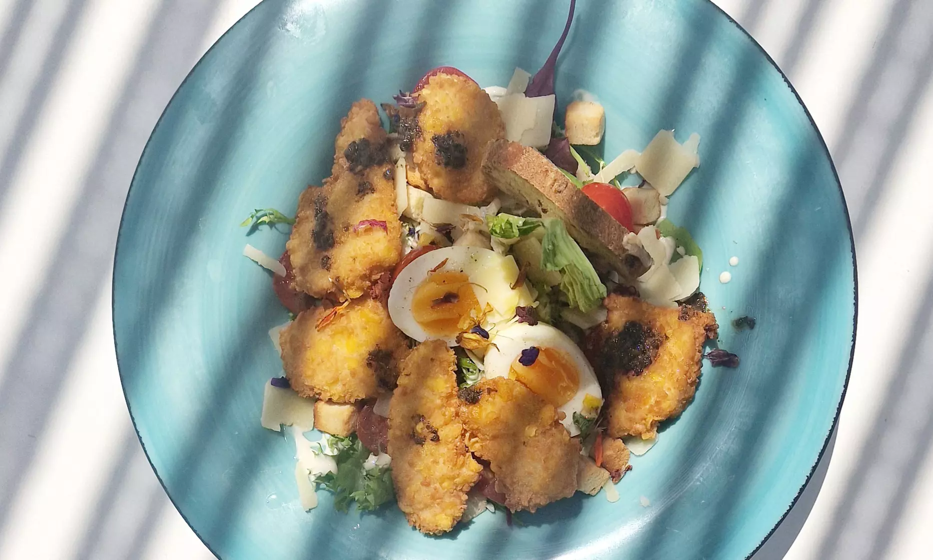 Évasion : plage privée style balinais avec matelas, parasol et boisson