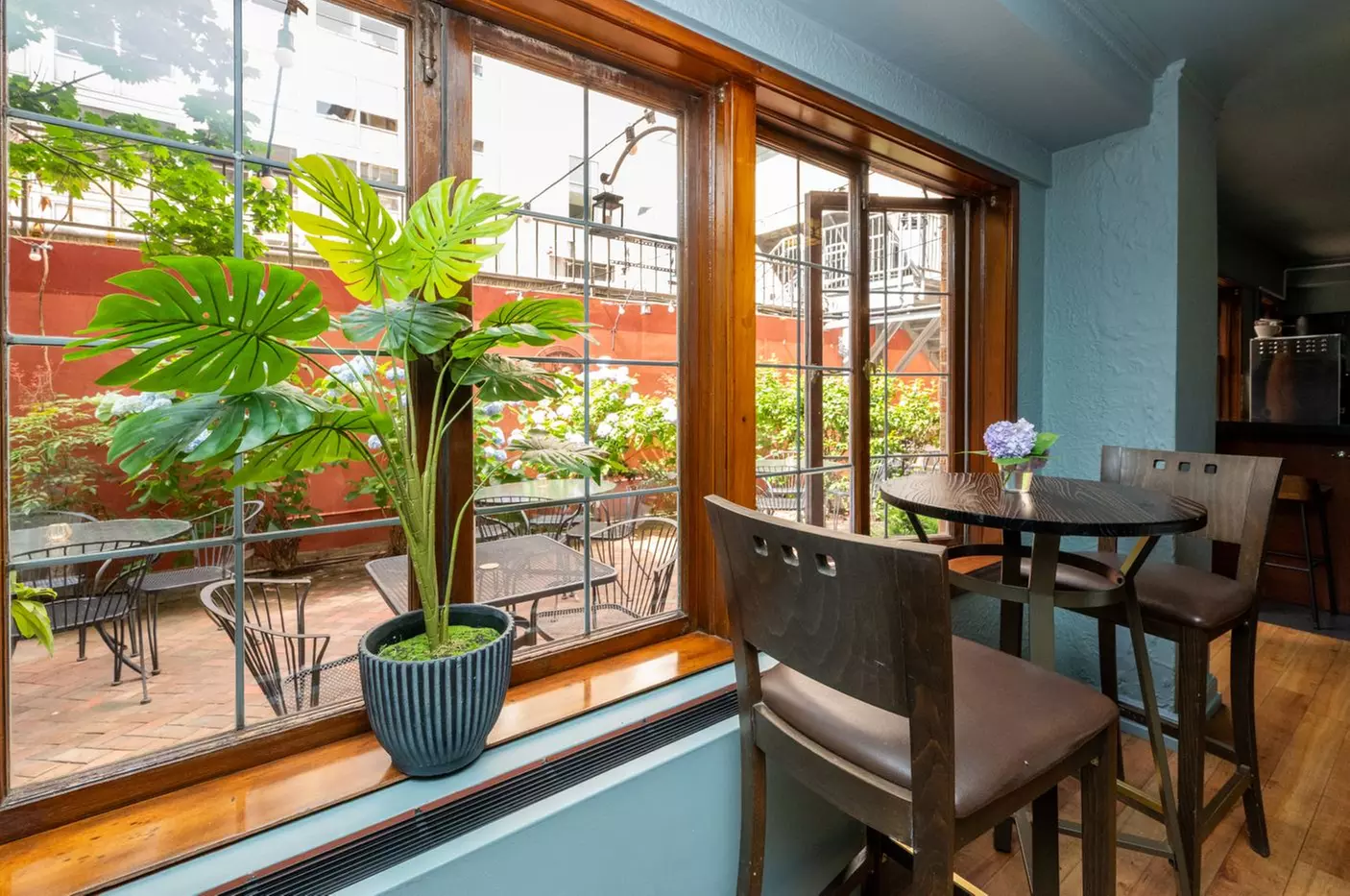 Classic Comfort and Skyline Views in Seattle's First Hill District
