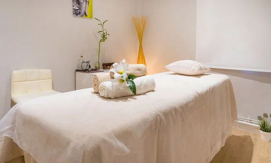 Image 3: Sesión de peluquería con corte y opción a tinte de raíz y/o mechas 