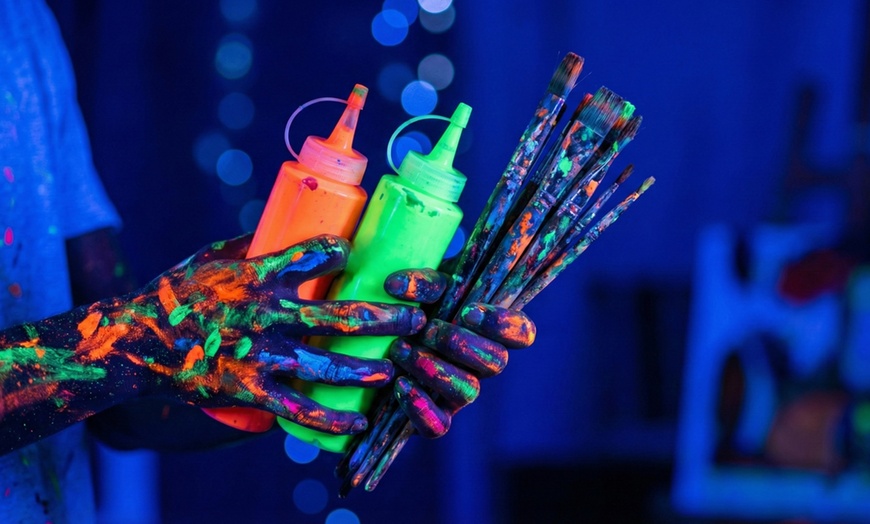 Image 5: Taller PINTA LUZ de pintura neón para 1 o 2 personas, niños y adultos