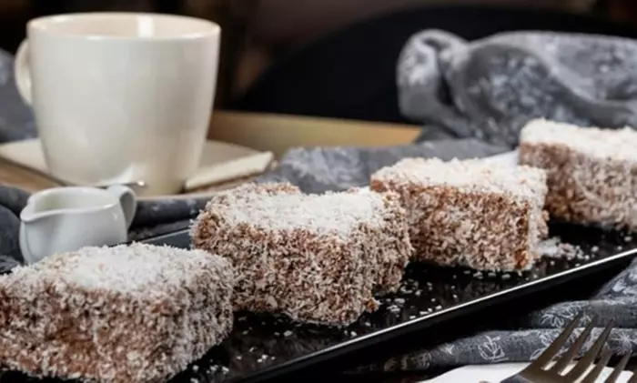 2 hausgemachte Kuchen nach Wahl o. 2 belgische Waffeln mit Puderzucker