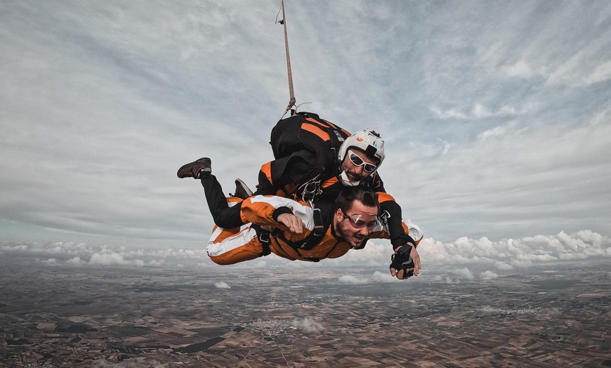 Image 6: Salto tándem en paracaídas a 4500 m sobre el nivel del mar para 1 o 2 