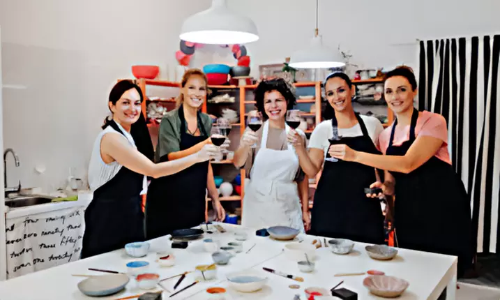 Crea y decora tu propia pieza de cerámica con barra libre y picoteo