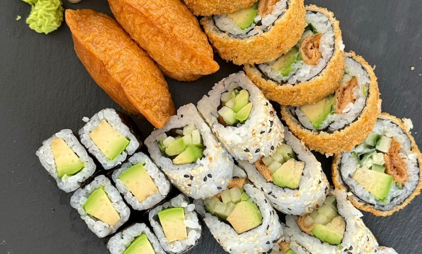 Image 1: Vielfältige Sushi-Menüs oder Party-Platte für 1, 2 oder 4 Personen 