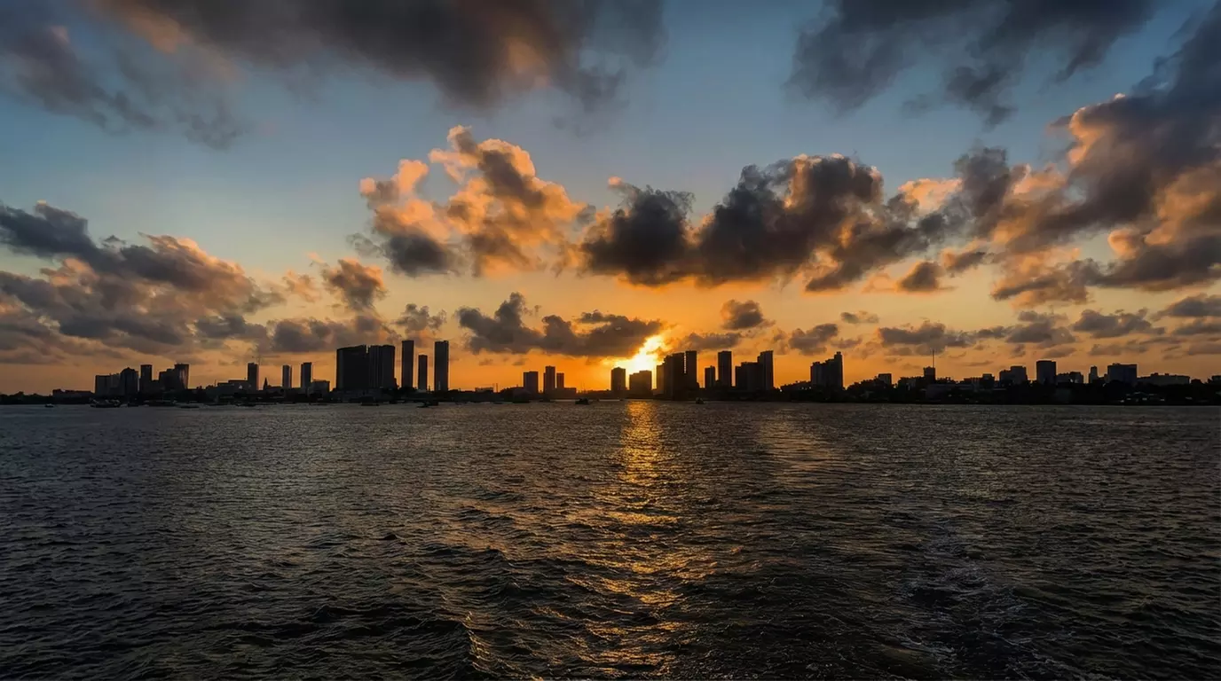 Miami Skyline & Celebrity Mansion Boat Tour – Biscayne Bay