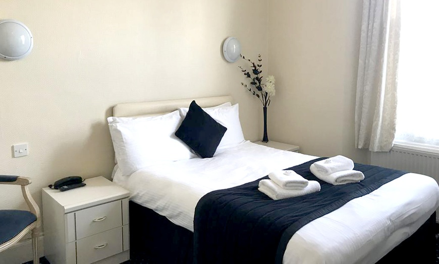 Image 7: Torquay: 4* Double Room Stay with 2-Course Dinner