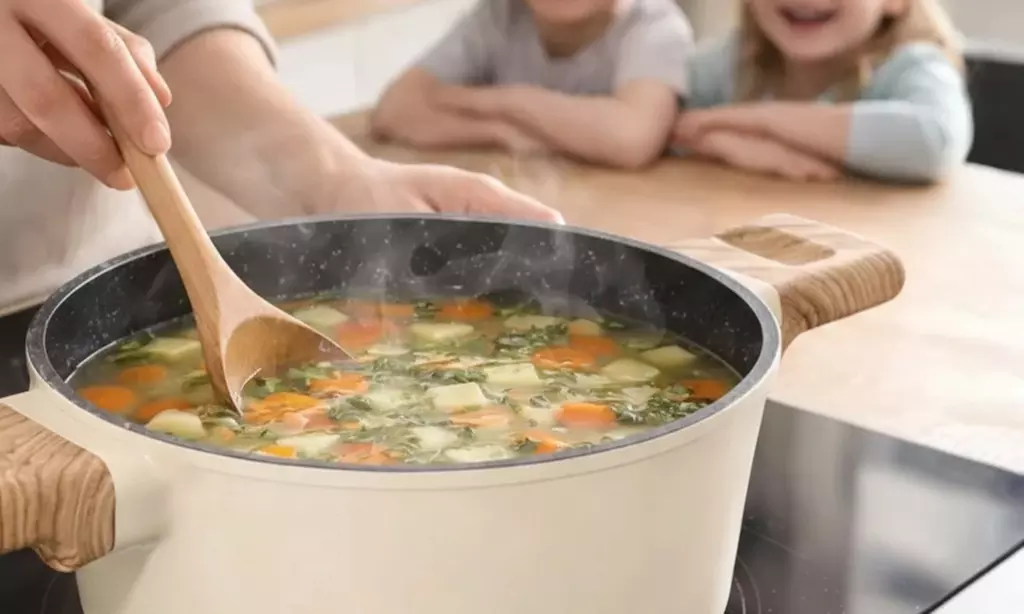 Set di pentole con coperchi in vetro