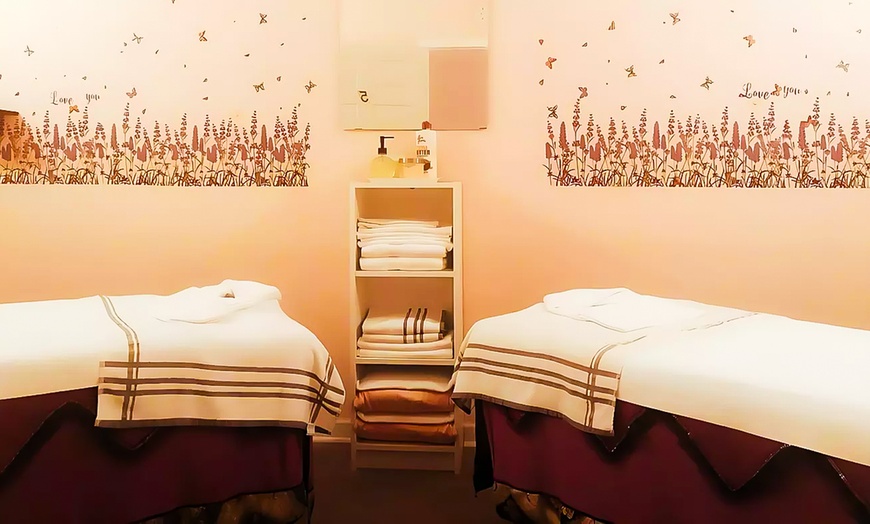 Image 2: Get 60 Mins Swedish Couple's Massage with Hot Stones, Facial & Wine