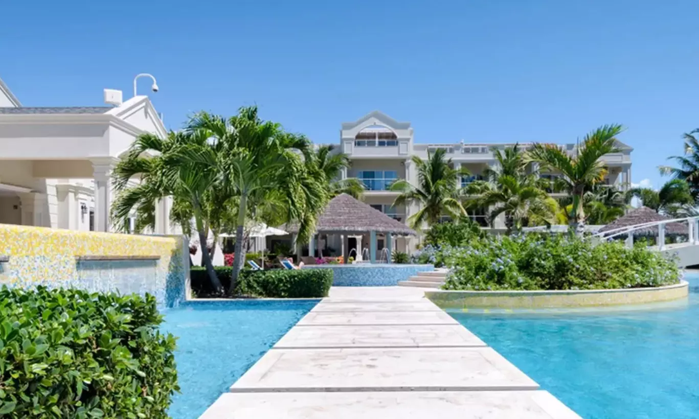 ✈ 4-Day Stay at Atrium Resort with Air from Great Value Vacations