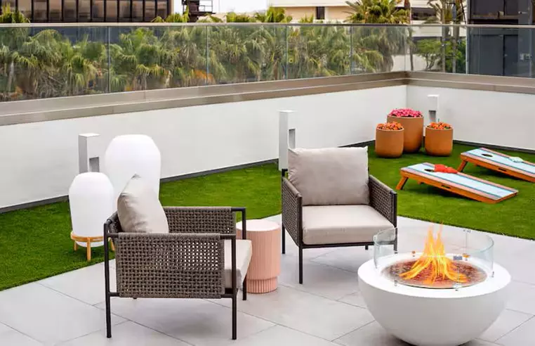 Comfortable Budget Hotel Near LAX With Parking Included