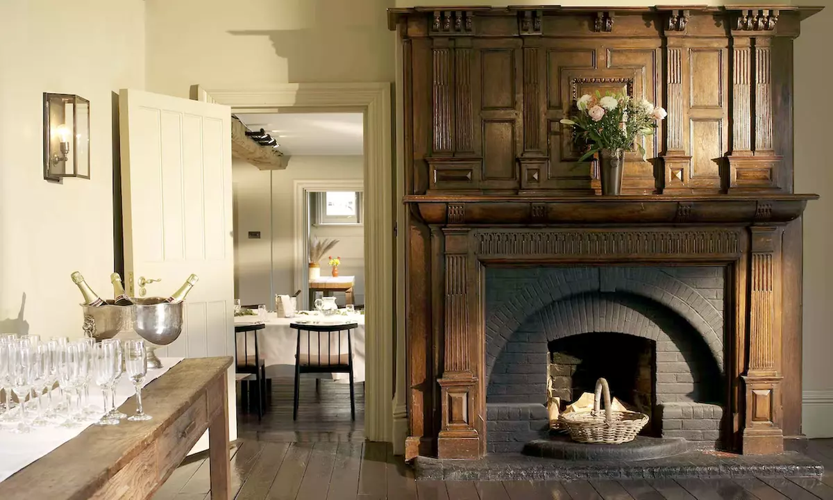 Hurley: Classic Double with Breakfast