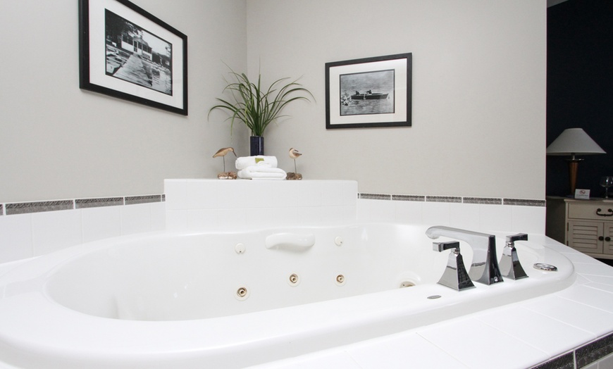 Image 12: Lakeside Resort in the Michigan With Breakfast & Scenic Views