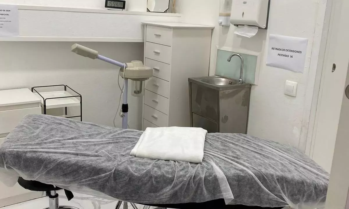 Extensiones de pestañas pelo a pelo en ambos ojos