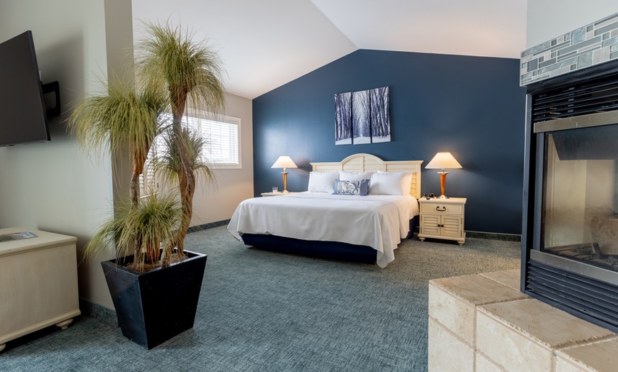 Image 2: Lakeside Resort in the Michigan With Breakfast & Scenic Views