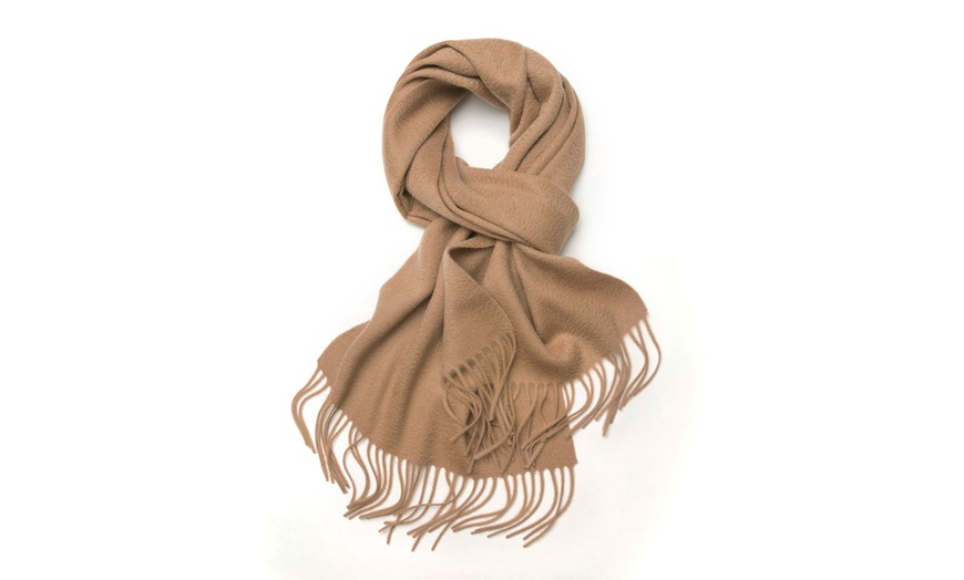 Image 6: Bufanda de lana con flecos