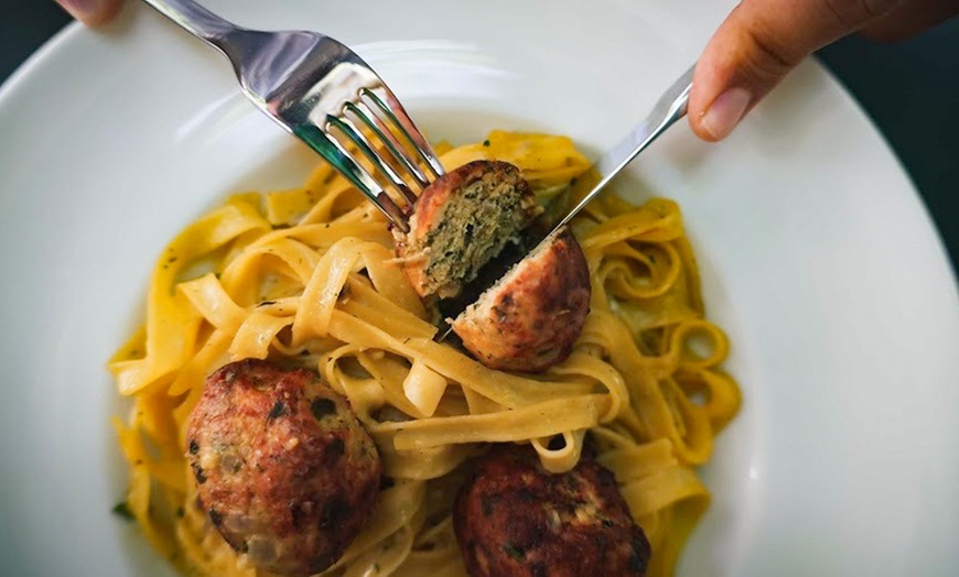 Image 7: Menú mediterráneo con entrante, principal, postre y bebida