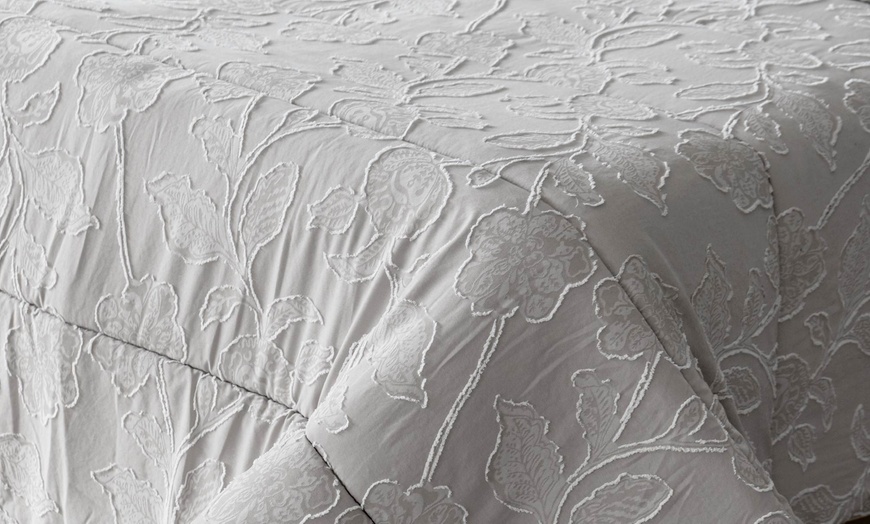 Image 8: Edredón de invierno para cama doble con diseño de flores