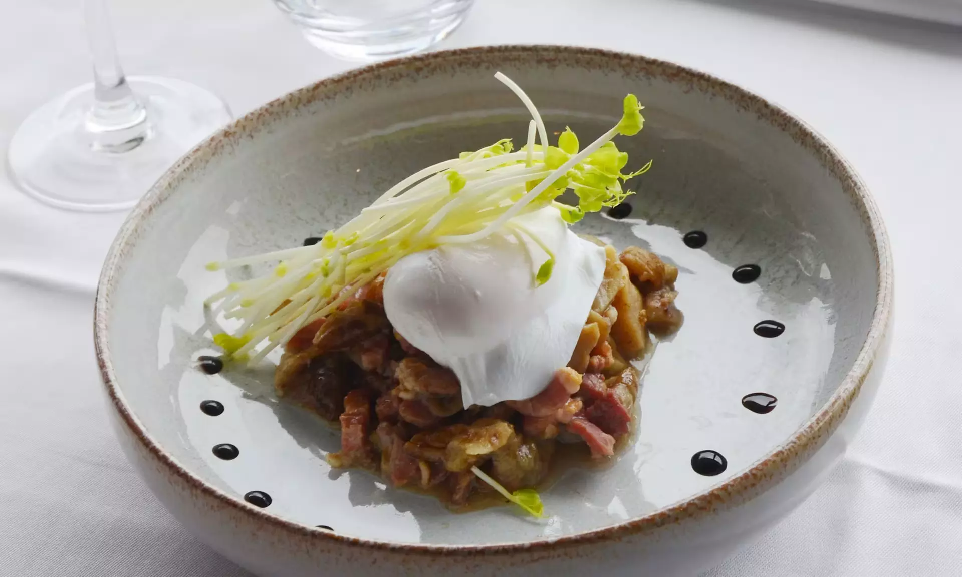 Repas au Quai Liberté : cuisine française authentique sur la Seine