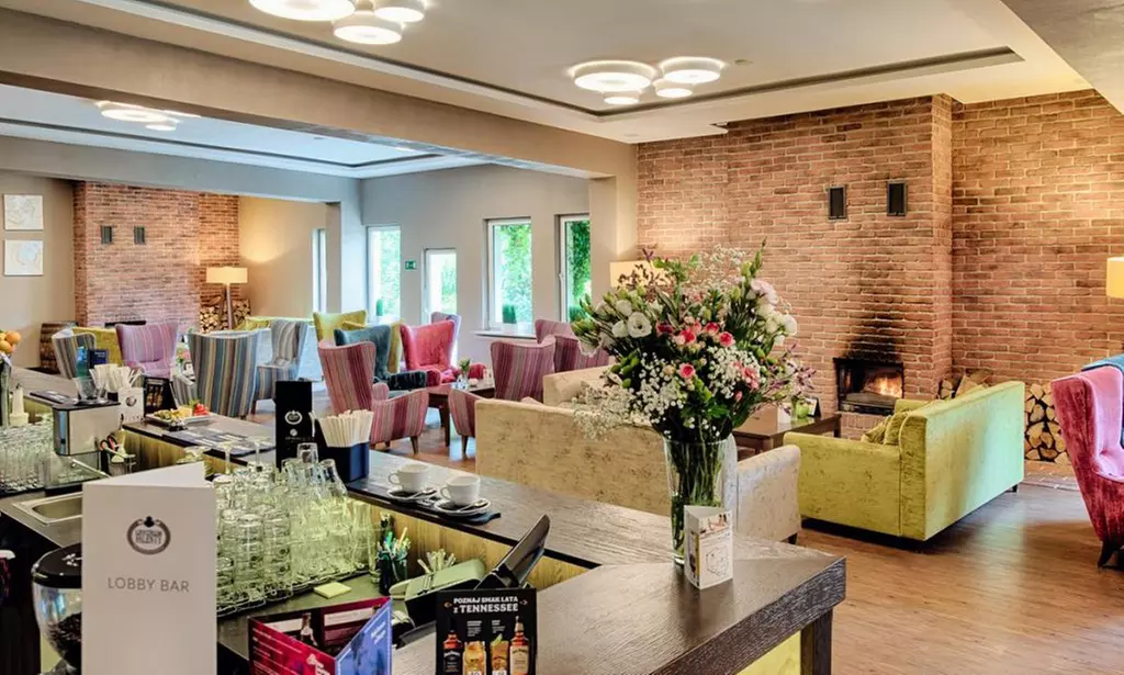 Raszyn k. Warszawy: pokój 2-os. z wyżywieniem, basenem i więcej