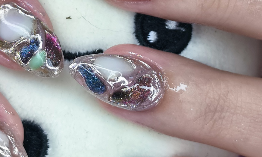 Image 2: Manicura, pedicura o manipedi con esmaltado normal o semipermanente