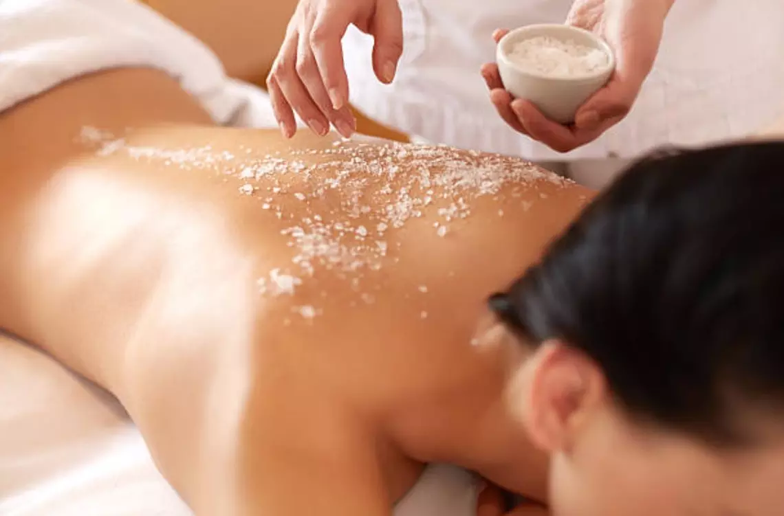 Rituel bien-être : gommage, enveloppement au thé vert et modelage