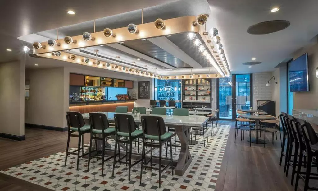 London: 4* Stay for Two with Breakfast & Drinks