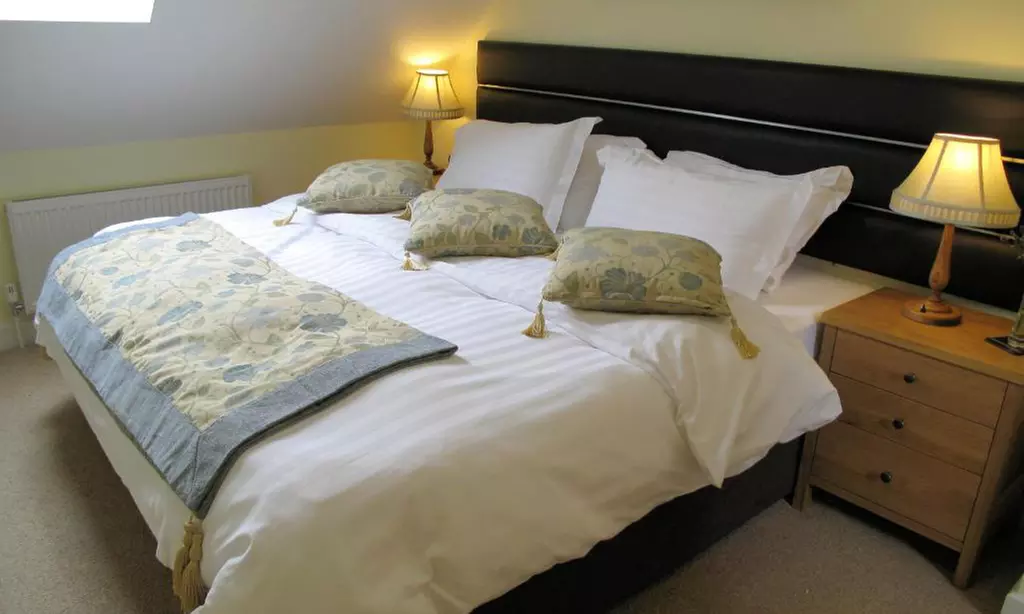 West Yorkshire, Hebden Bridge: 4* Apartment Stay with Breakfast & Prosecco