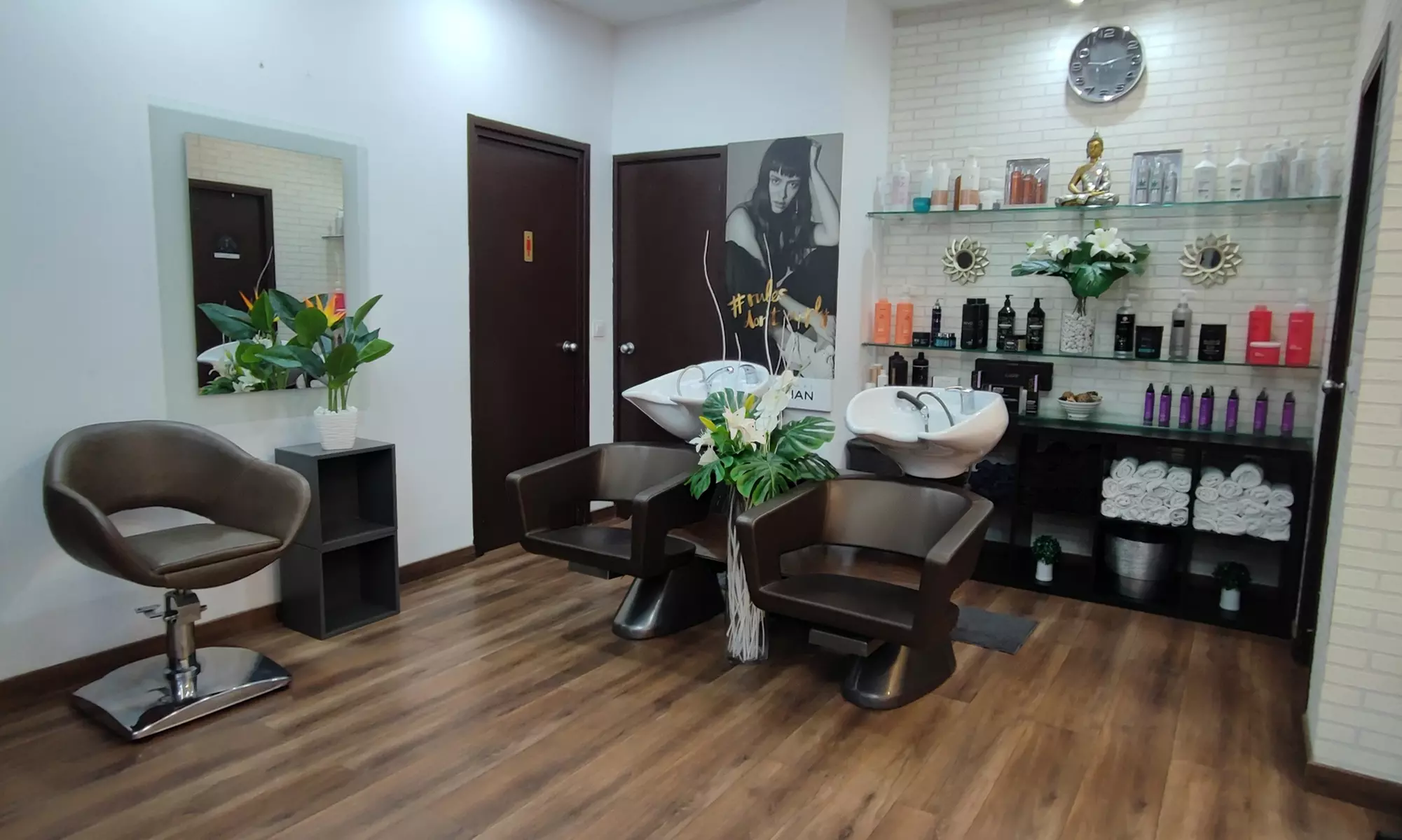 Sesión de peluquería con corte o alisado a elegir para 1 persona