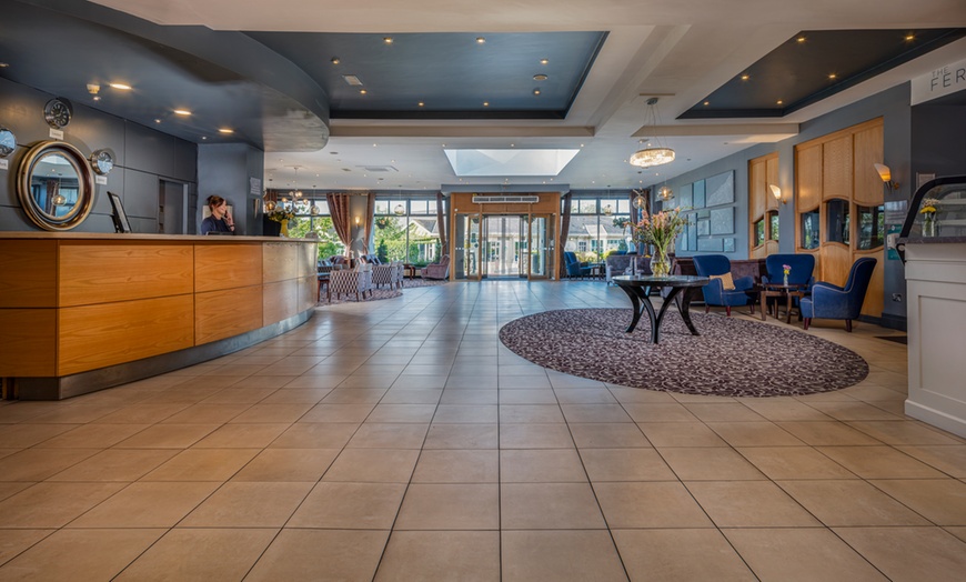 Image 3: Wicklow: 1-2 Nighs with Breakfast, Drink of Choice, Chocolates