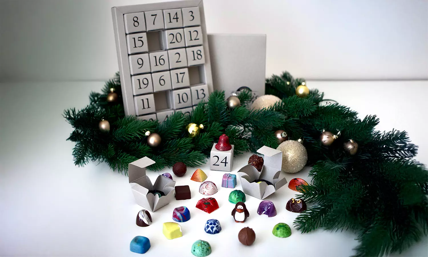 Deluxe Pralinen-Adventskalender von Fanny's Manufaktur – 24 handgemachte Pralinen für eine genussvolle Adventszeit - Primary Image
