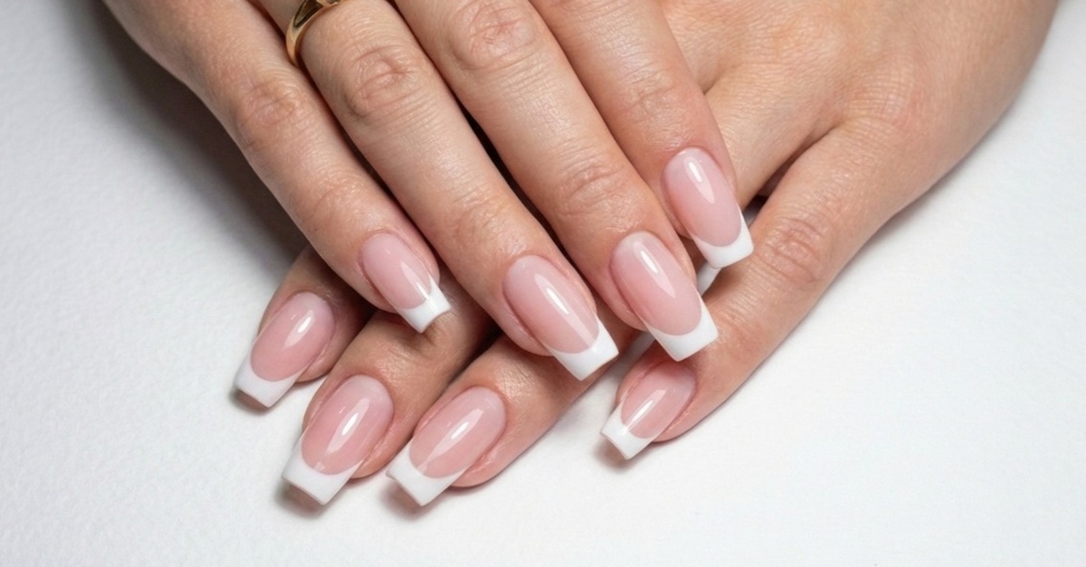 Sesión de manicura y pedicura con esmaltado semipermanente en Valencia