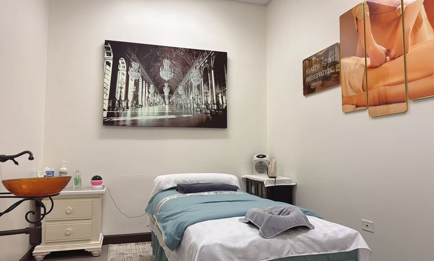 Image 2: Couples Massage That Melts Stress—60 or 90 Min of Pure Bliss 