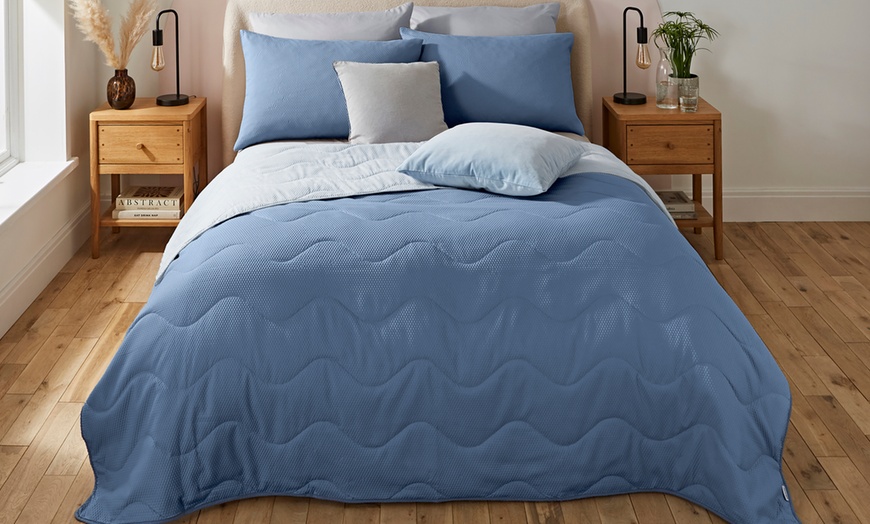 Image 2: Silentnight Summer Breeze Seersucker 2.5 Tog Coverless Duvet Set