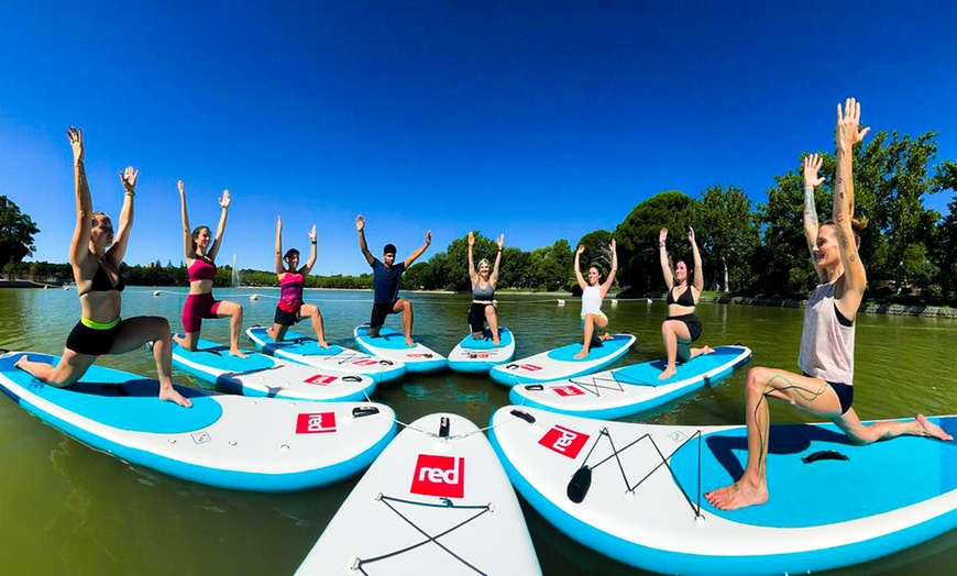 Image 2: Experiencia de SUP yoga de 1 hora para 1 o 2 personas